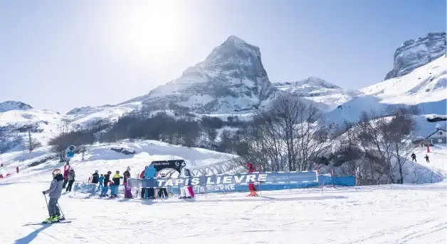 skieurs au tapis lievre de Gourette pour apprendre le ski