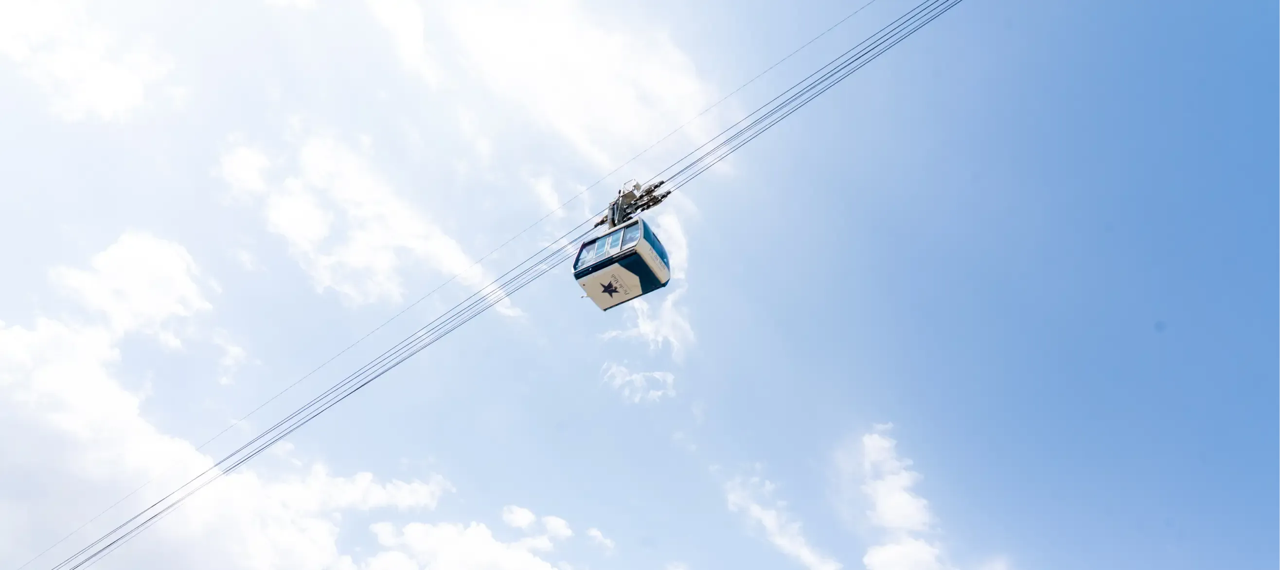 Télécabine du Pic du midi vue de dessous