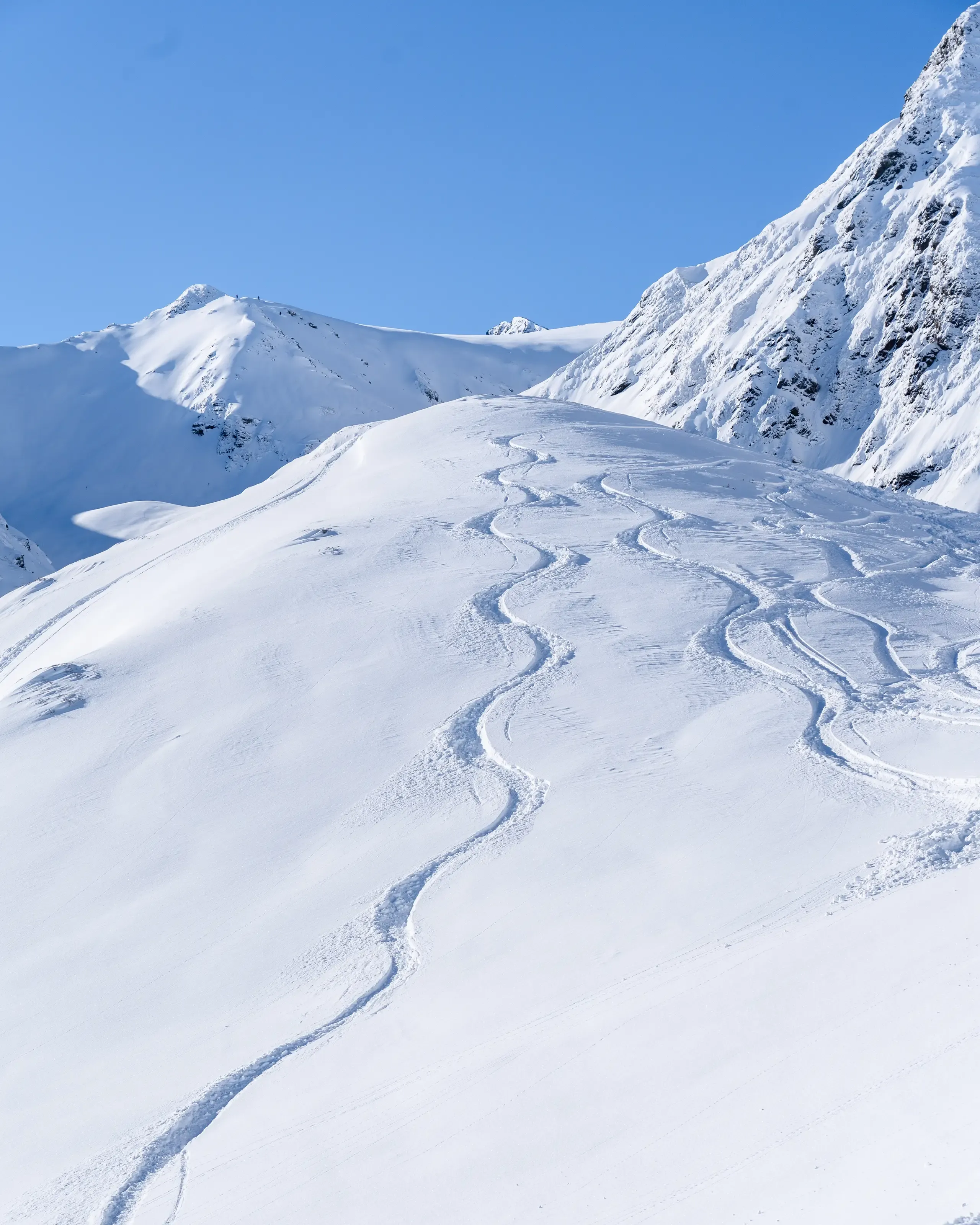 trace de passage de skieur dans de la poudreuse dans les pyrenees