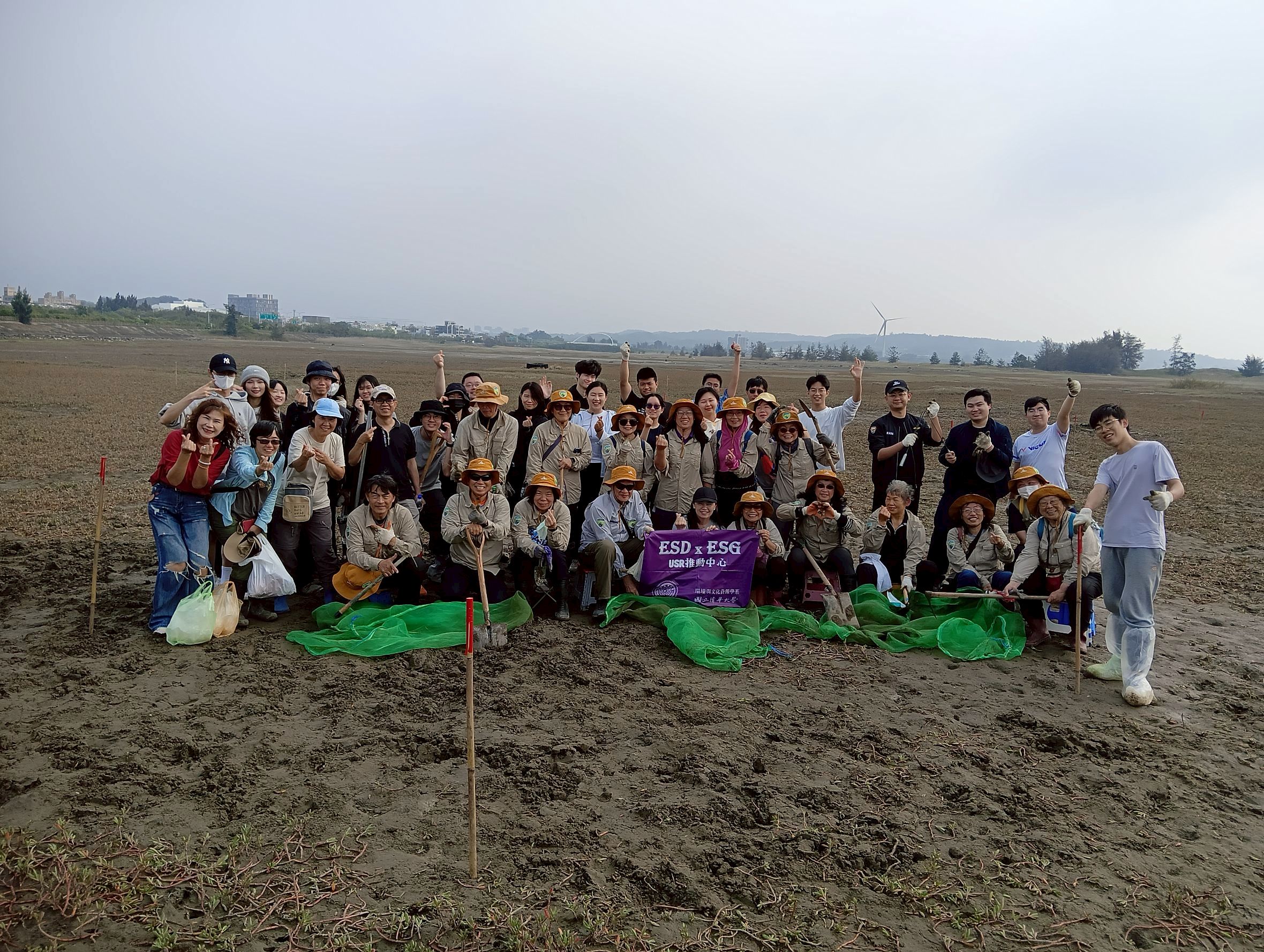 City's eco-volunteers join hands with NTHU faculty and students to remove Sesuvium portulacastrum