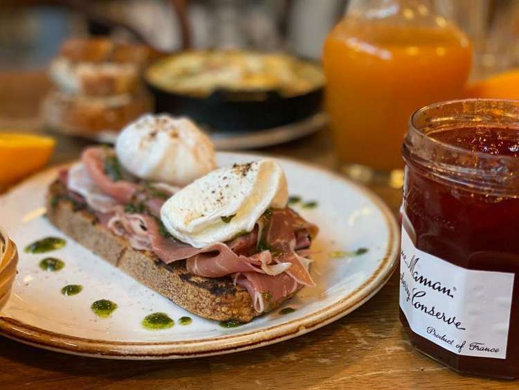 Bayonne ham, poached eggs, basil pesto on toast