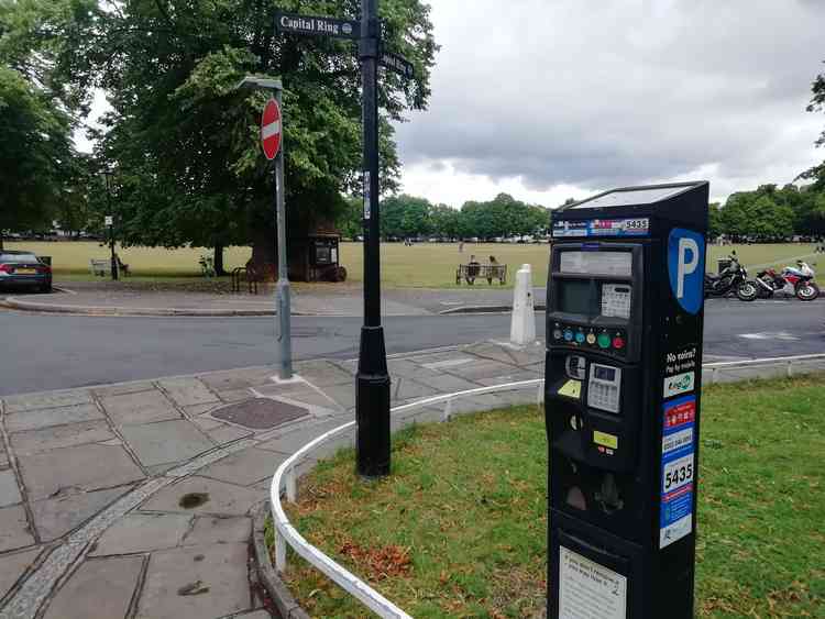 Don't accept offers of assistance when paying at a parking machine