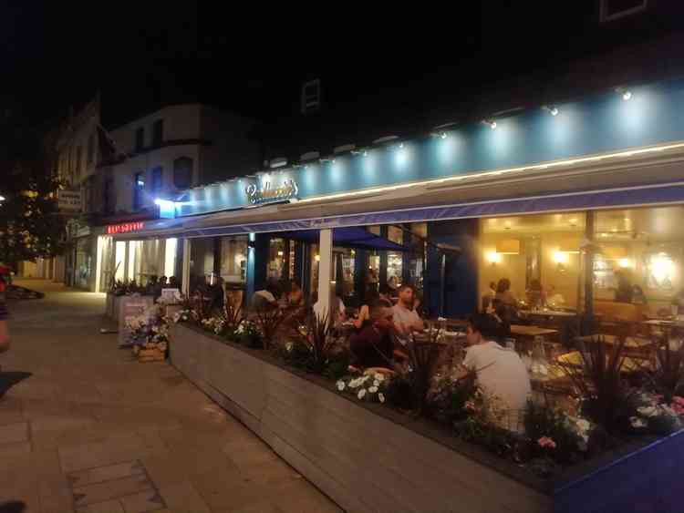 Al fresco dining on Kew Road