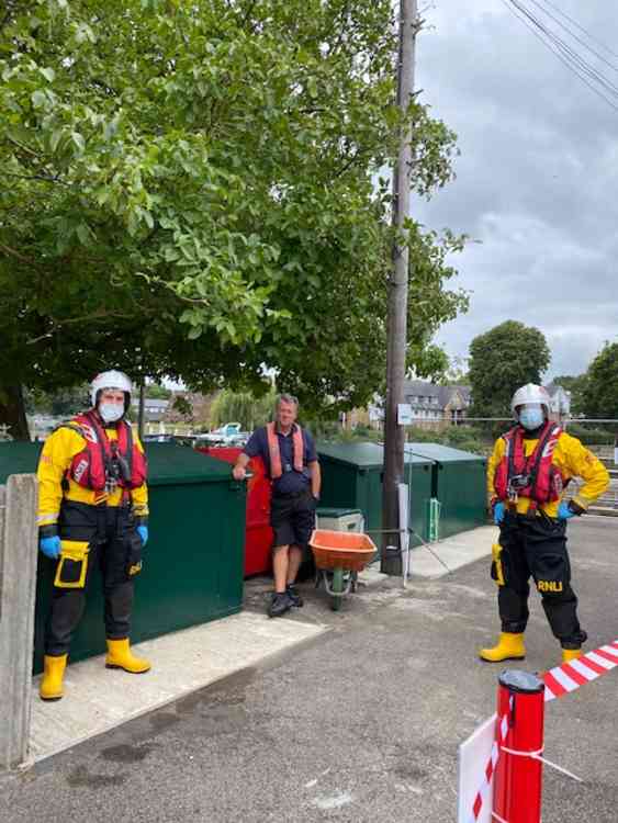 Teddington RNLI crew at Teddington Lock - photo by Gianna Saccomani