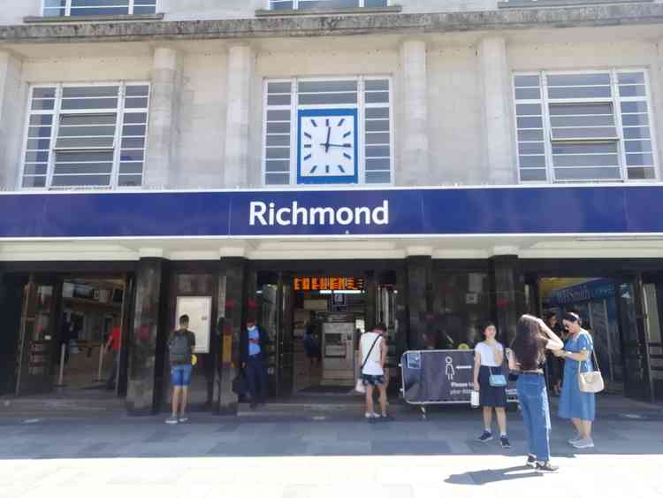 There are public toilets in Richmond Station