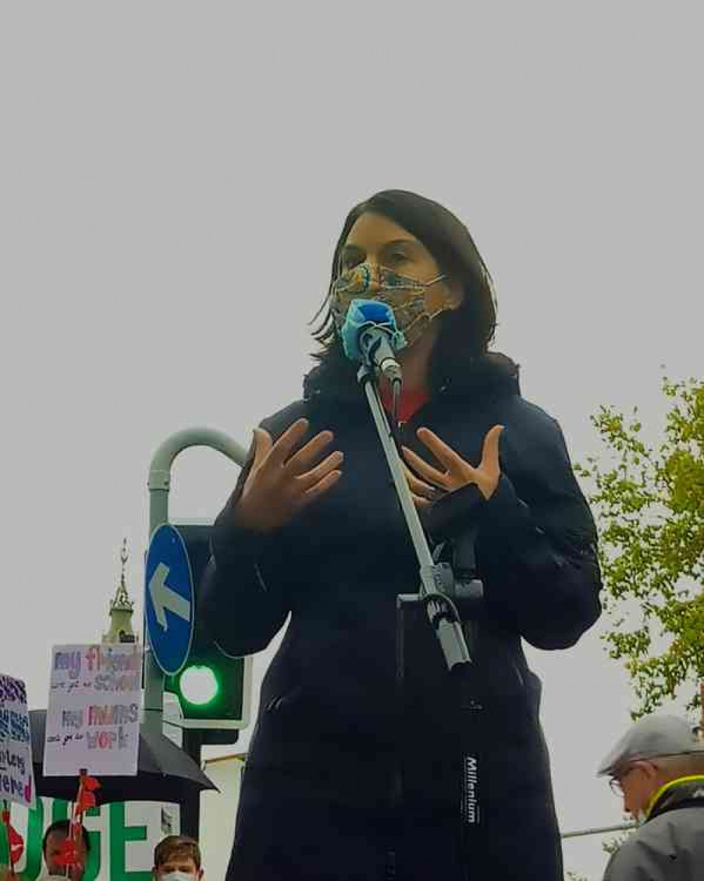 Sarah Olney MP addressing the crowds at Barnes Residents rally