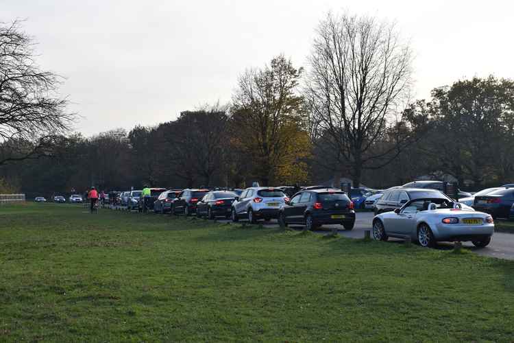 Gridlocked traffic on Queen's Road near Pembroke Lodge