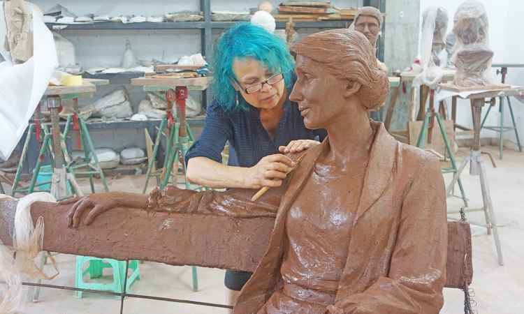 Sculptor Laury Dizengremel at work. Photo courtesy of Aurora Metro Arts and Media
