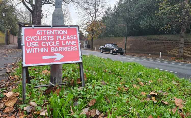 Signs direct cyclists towards the protected lane