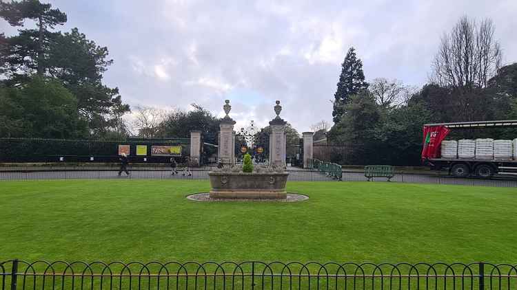 Elizabeth Gate entrance to Kew Gardens off Kew Green