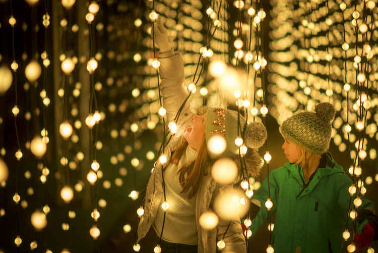 Lulu Kingstone and Beatrice Granger enjoying the lights. Photo by Jeff Eden © RBG Kew