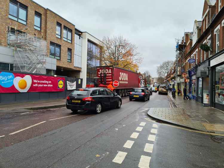 Two-way traffic signals on Richmond Road