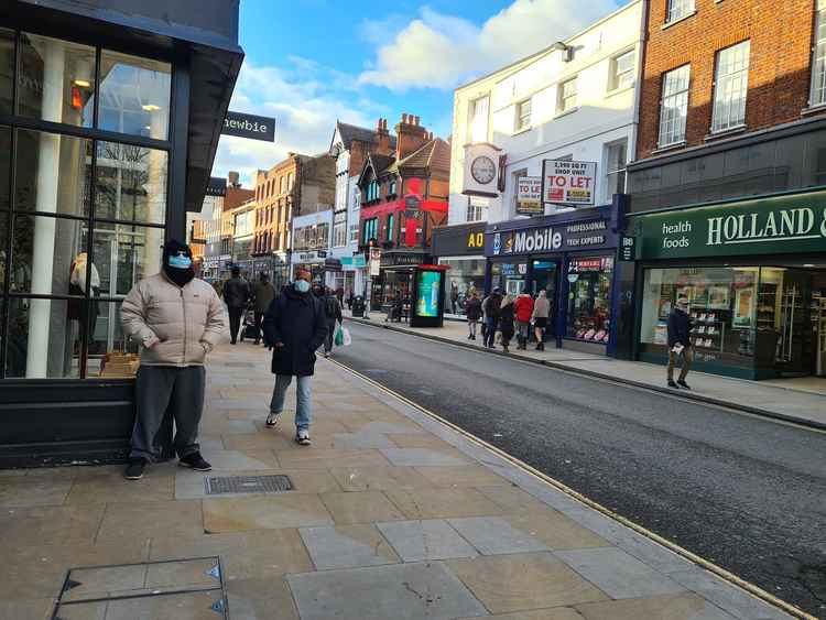 Man wearing a mask in George Street, Richmond