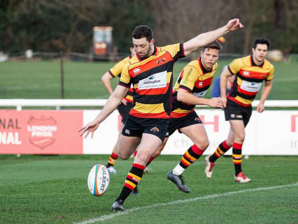 Richmond's Tom Hodgson kicking off. By Dante Kim Photography