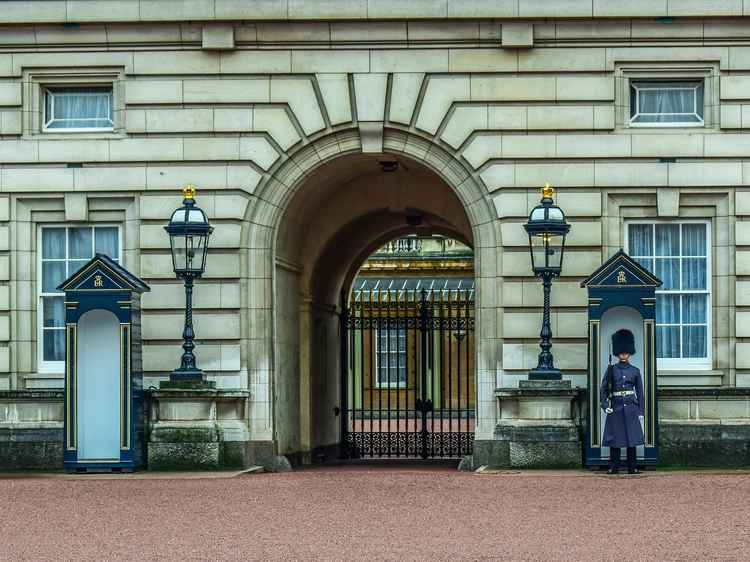 The official notice was attached to the gates at Buckingham Palace this morning (Picture: dimitrisvetsikas1969)