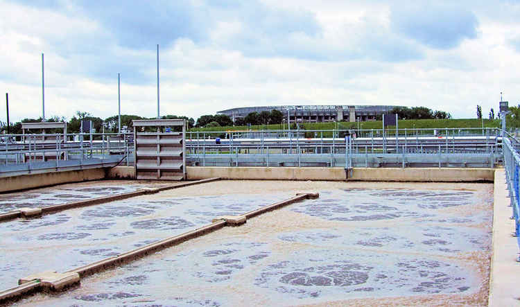 Mogden Sewage Treatment Works with Twickenham stadium in the background (Image: Jim Linwood)