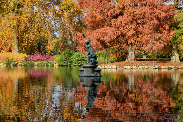 Kew Gardens, the Heracles and Achelous fountain in autumn (Andy Scott)