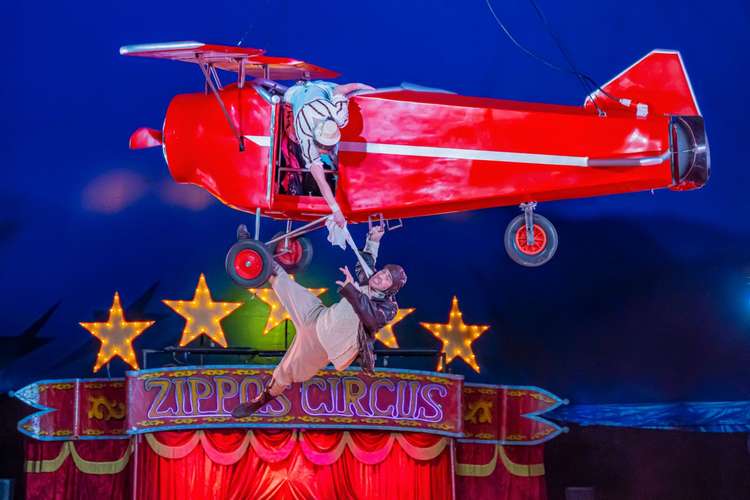 Amazing Flying Machine Duo Garcia 01 - ZIPPOS CIRCUS 2021 CARNIVAL! - Photographer Piet-Hein Out