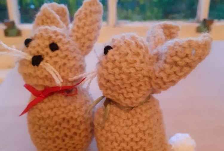 Easter bunnies made of knitted squares