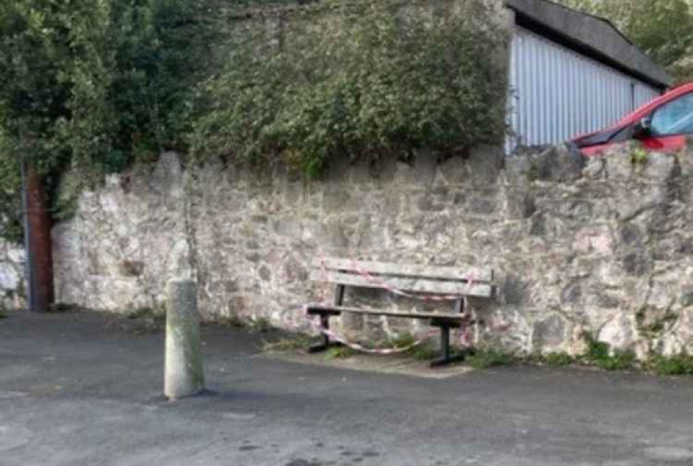 The old seat that will be replaced with 'Dave's Bench'