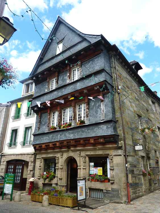 Image: The 16th century house of the Seneschal, now the tourist information office. By Moreau.henri - Own work, CC BY-SA 3.0, https://commons.wikimedia.org/w/index.php?curid=15669332