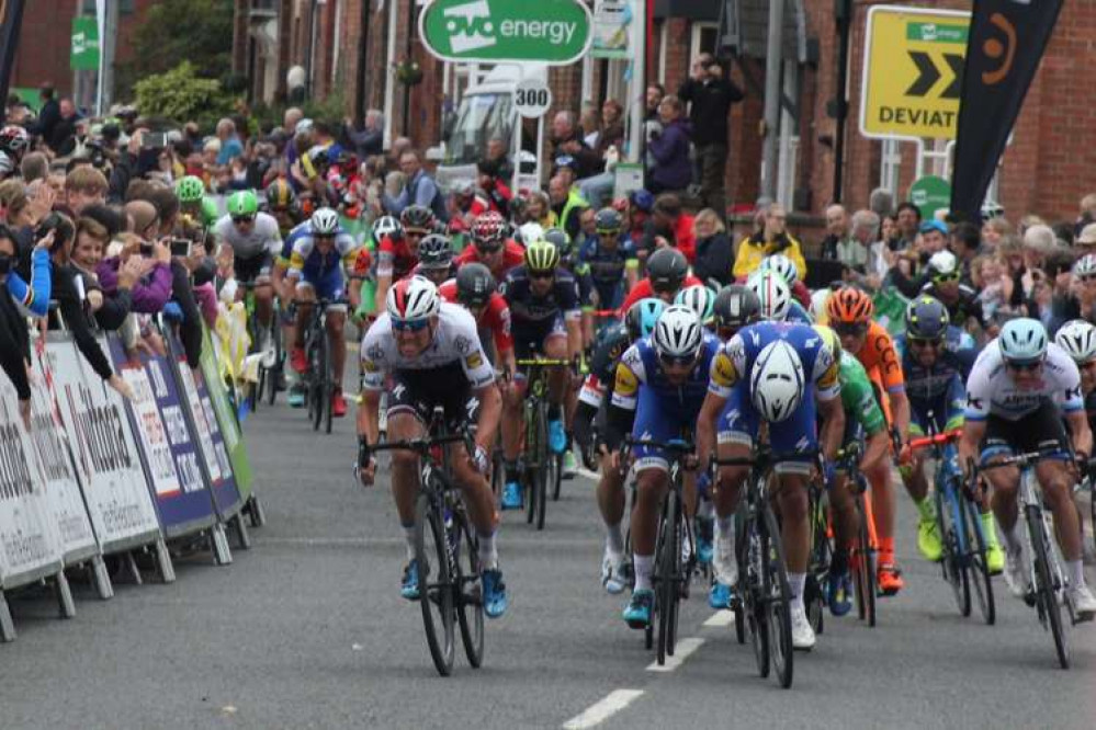 The sprint for the line at the end of stage 4 of the 2017 Tour of Britain in Newark-on-Trent. Credit: By Geof Sheppard - Own work, CC BY-SA 4.0, https://commons.wikimedia.org/w/index.php?curid=62587816
