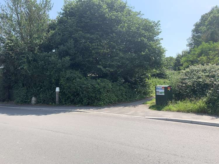 Start in Lubbeck Way and take the footpath on the right after the road bridge