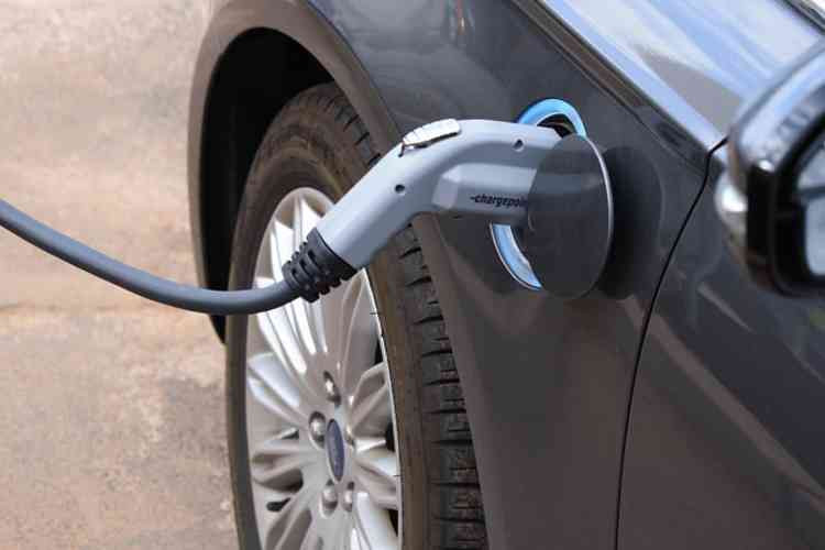 Charging an electric car (Photo: Noya Fields)