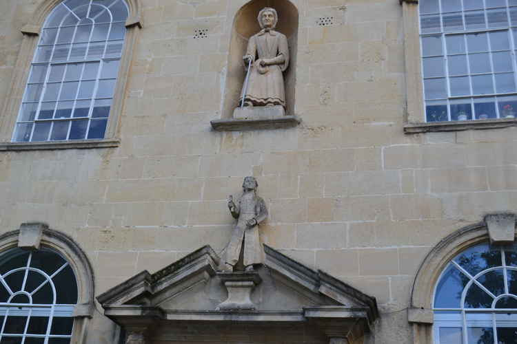 The statues at the front of the Blue House