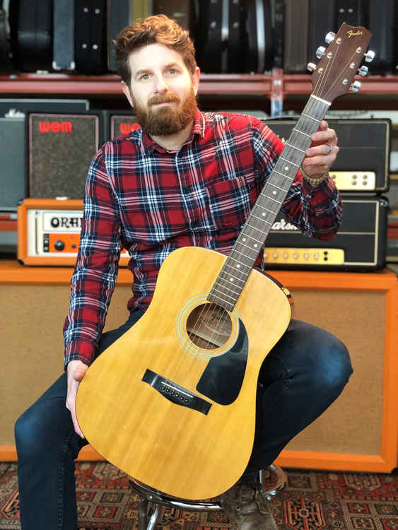 The auctioneer shows the guitar in question : Photo Gardiner Houlgate