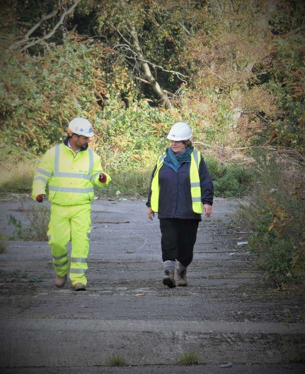 Mendip District Council Leader Ros Wyke With Balfour Beatty Staff On The Saxonvale Site In Frome Mendip District Council 130721