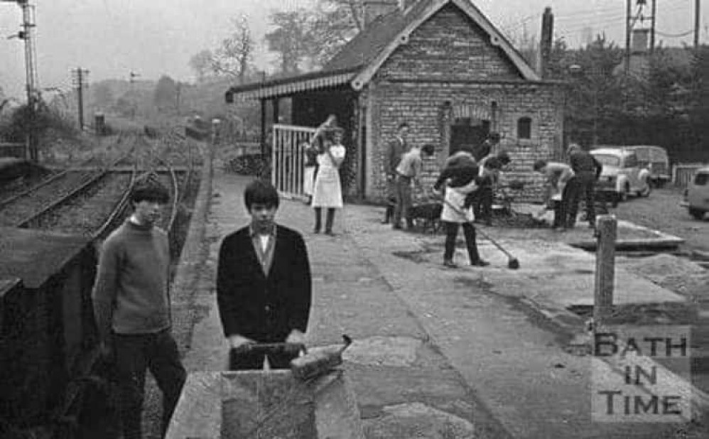 The team up at the station want to recreate this iconic scene : Photo from Bath In Time