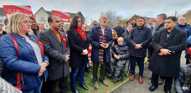 Jeremey Corbyn in Thurrock with a number of Labour councillors. We have captured a short part of his speech to residents on the accompanying video.