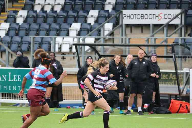 Ellie Lawther out pacing a defender