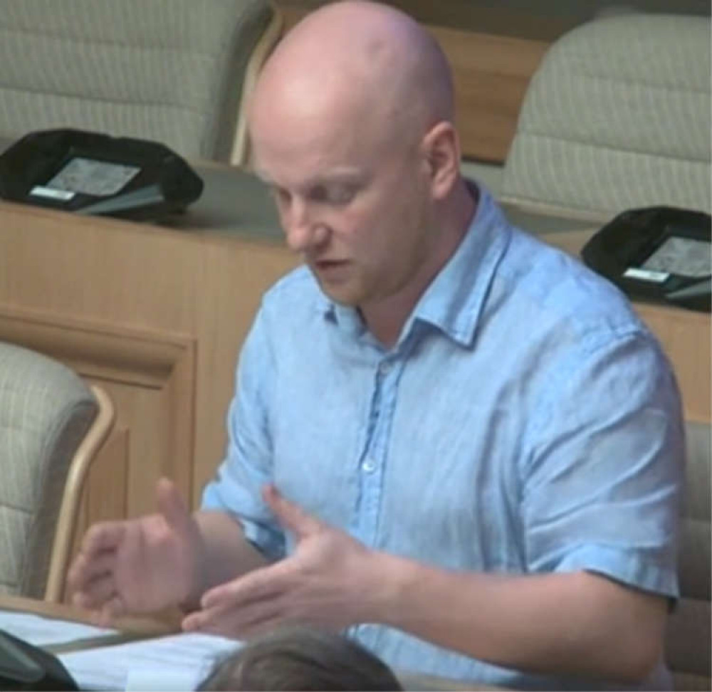 Cllr Jack Duffin addresses the cabinet meeting and instructs his communications officers to go and talk to local media