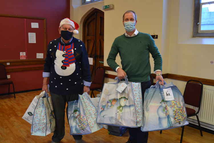 Steve Bartlett and Simon Wakley helping to deliver the hampers