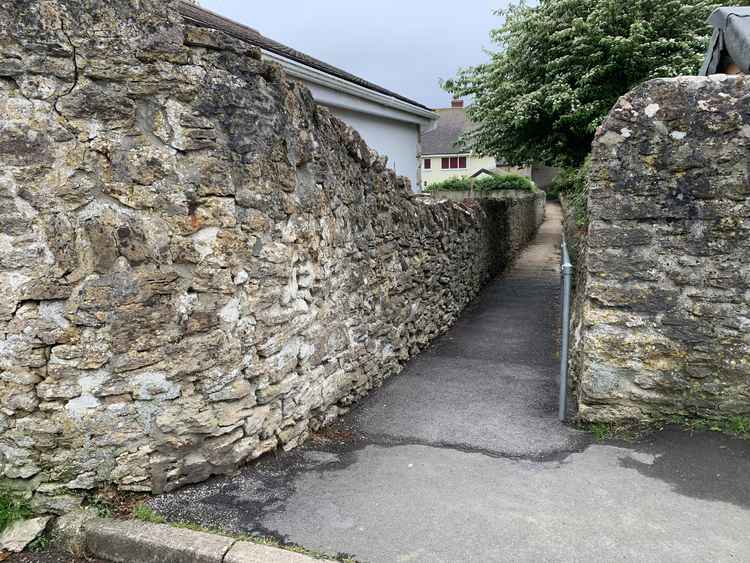 Start in Annings Lane, going down the footpath opposite Norburton