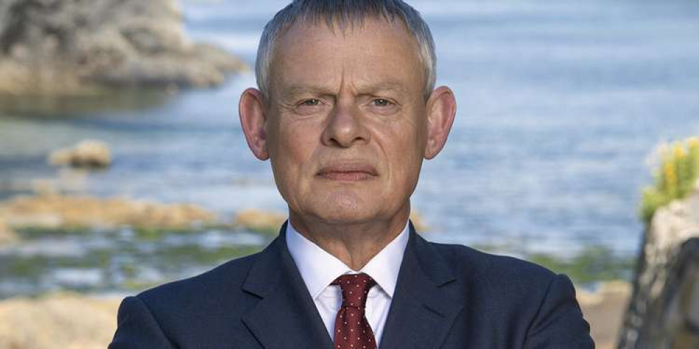 Actor Martin Clunes offered two walk on parts on ITV series Doc Martin to auction, which raised more than £7,000 for Weldmar Hospicecare