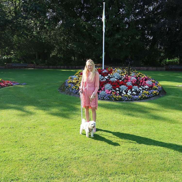 Gemma and Mollie explore Congleton Park, pictured in the background is the Green Flag Award recently won by the 24.7-acre site. (Image - @gem_molliemaltipoolove Instagram)