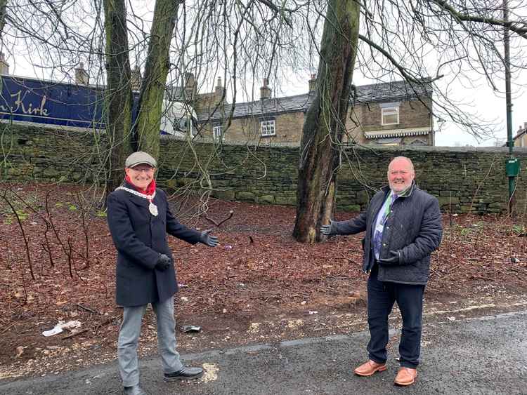 Bollington Mayor Cllr John Stewart (L) and Cllr Jon Weston.