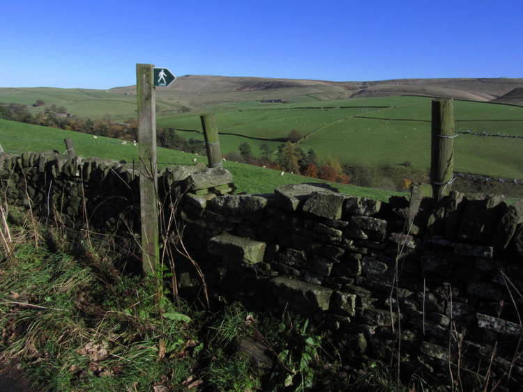 A footpath sign and stile north of Standing Stone Car Park, Macclesfield Forest. (Image - CC Colin Park bit.ly/2TBg0yh)