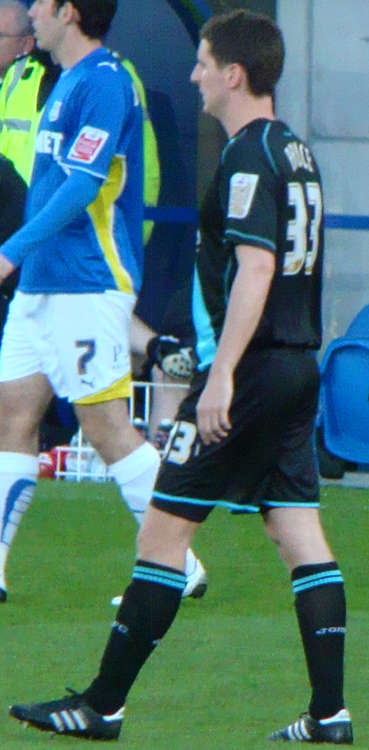 Bruce playing in the 2010 Championship 2nd leg Play-off for Leicester City. (Image CC joncandy bit.ly/3sbRscb Unchanged)