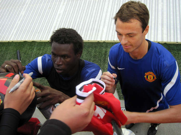 A younger Evans (right) with former Manchester United teammate Mame Biram Diouf (left) in 2011. (Image - CC 2.0 apasciuto Unchanged bit.ly/3auYBMq)