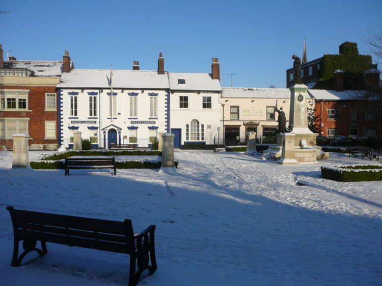 Macclesfield in the snow. Pictured is Park Green, an unaffected gritting route. (Image - bit.ly/3B6RSmI Colin Park / Park Green & War Memorial, Macclesfield / CC BY-SA 2.0)