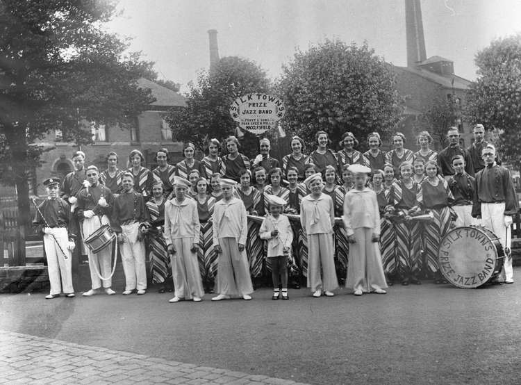 The full uncropped image of Macclesfield's Frosts Mills Prize Jazz Band from almost 100 years ago.