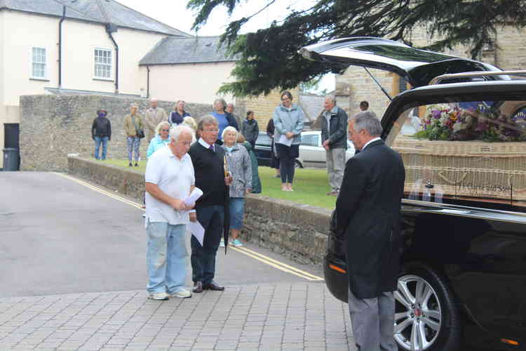 Former Axminster mayor Mervyb Symes and Peter Collins, former station officer at Axminster Fore Brigade, pay their respects