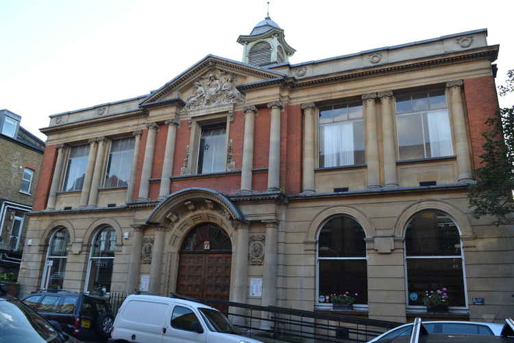 Twickenham Library off York Street (picture: JuliaC2006)