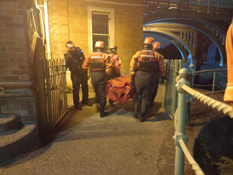 Emergency teams arrive with an inflatable raft at Richmond Lock on Sunday (Image: Jessica Broadbent)