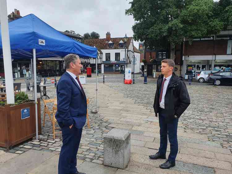 EXCLUSIVE: NUB NEWS UP CLOSE WITH LABOUR LEADER SIR KEIR STARMER. PICTURE: Sir Keir Starmer speaking to Hitchin town centre manager Tom Hardy during his visit to the town. CREDIT: Hitchin Nub News