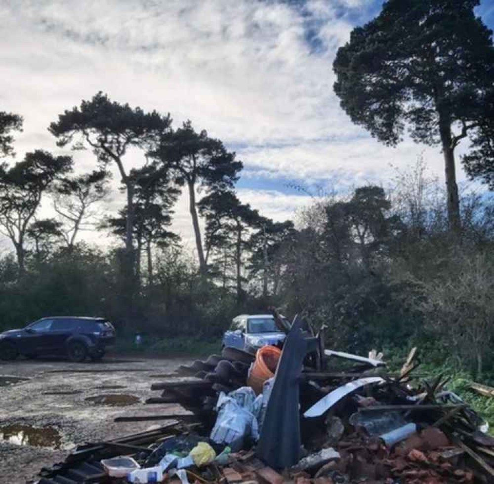 Fly-tippers have dumped rubble and rubbish at a beauty spot near to Hitchin. PICTURE: Rubbish and rubble along with potentially hazardous asbestos waste have been dumped at Wilbury Hills. CREDIT: Hitchin Nub News (c)